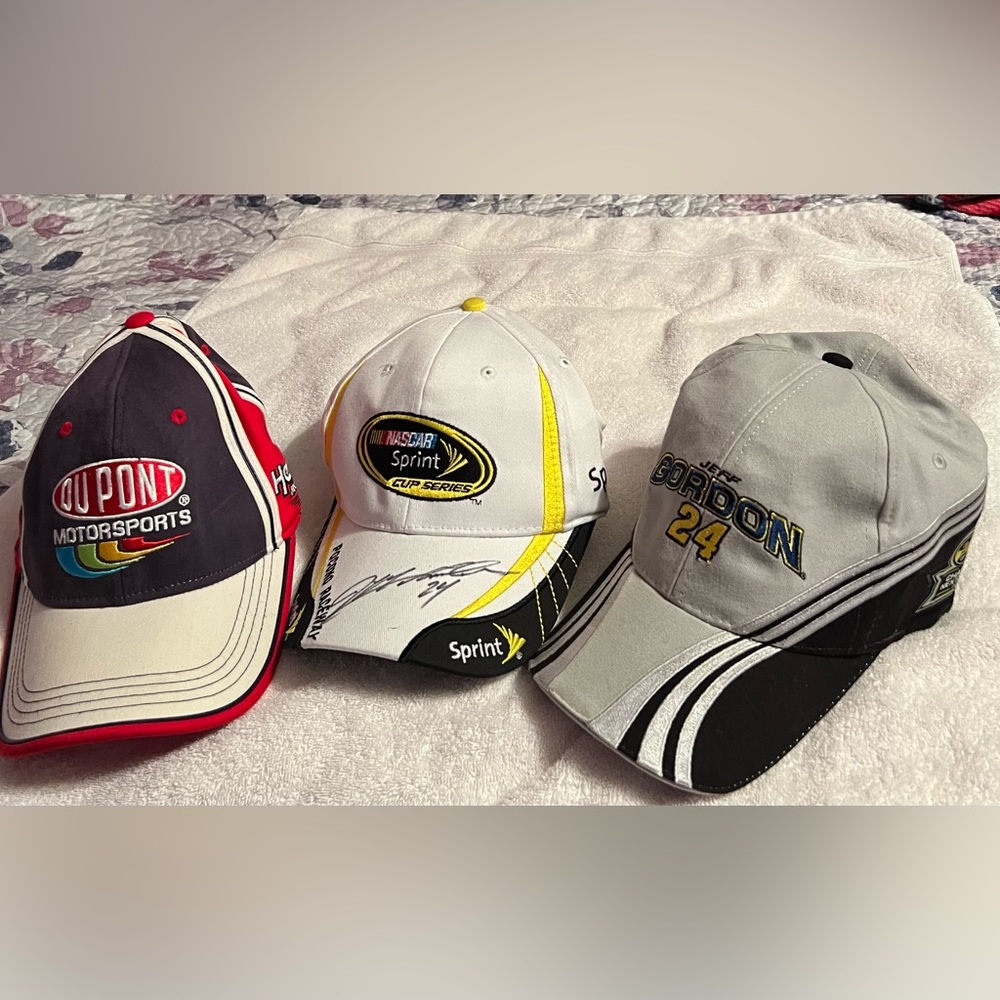 3 vintage NASCAR JEFF Gordon hats, one autographed. One from the 2006 chase.